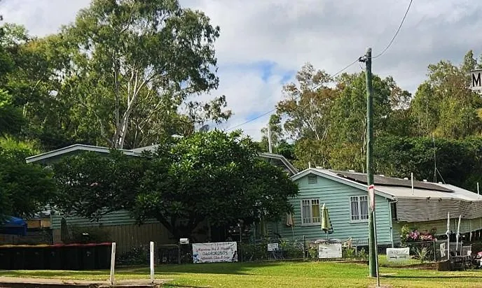Хостел Meyenburg Cabins Mount Morgan